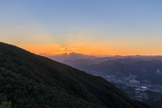 北京西山森林公园夕阳晚霞