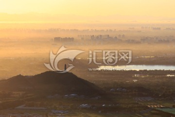 西山远眺北京颐和园玉峰塔晨景
