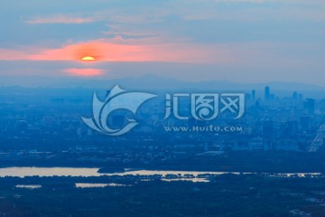 西山远眺北京城西城区日出