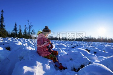 冬季雪景红衣美女