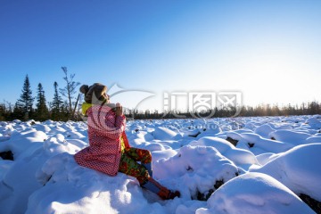 冬季雪景红衣女人