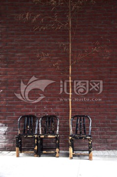 砖墙与椅子