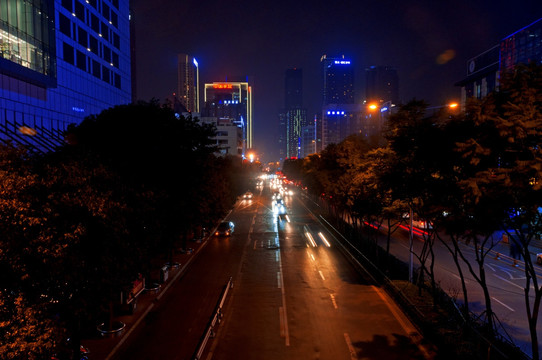 城市夜晚下的马路