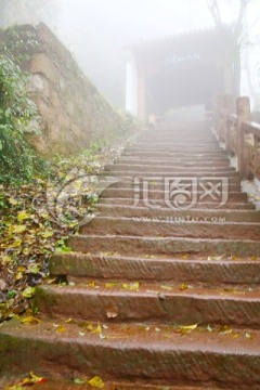 云雾登山路