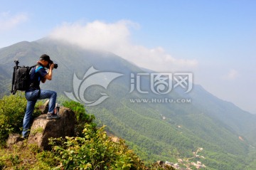 登山拍摄的摄影师