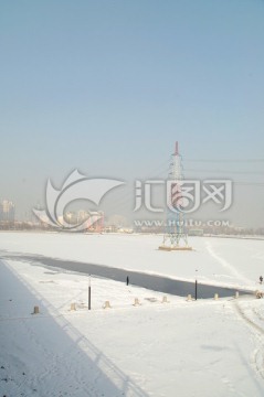 沈阳浑河雪景 高压线电杆