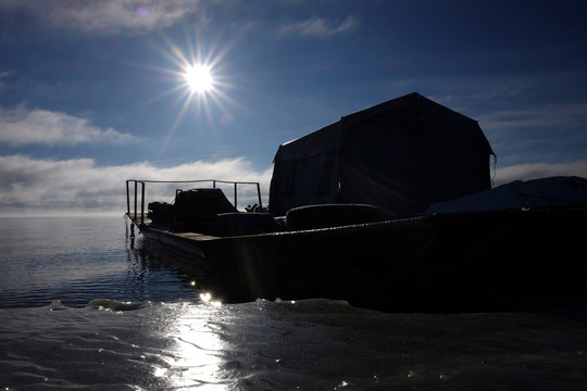 赛里木湖上的渔船