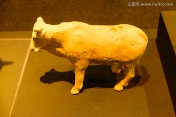 彩绘陶牛