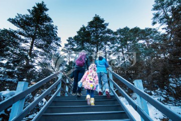 三口之家游览轿子雪山