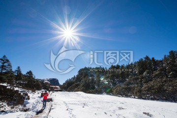 雪山栈道上的红衣人