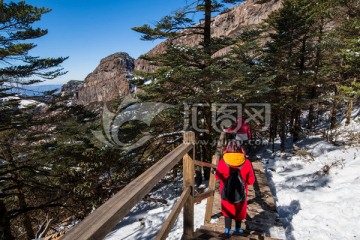 林海雪山栈道上的红衣少女