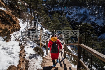 林海雪山栈道上的红衣少女