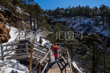 林海雪原中的红衣少女