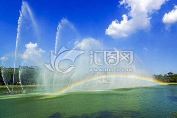 喷泉彩虹蓝天白云