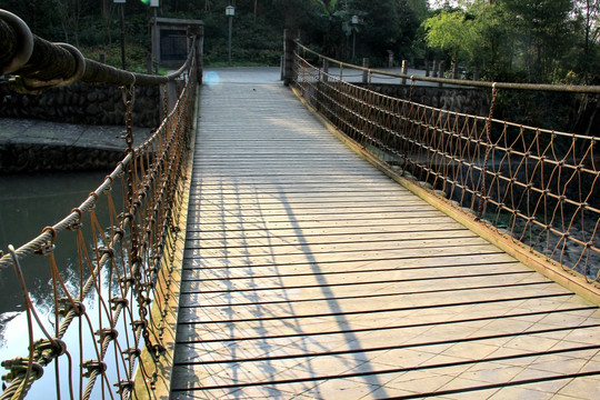 铁索桥 桥板 木板 钢绳 护栏