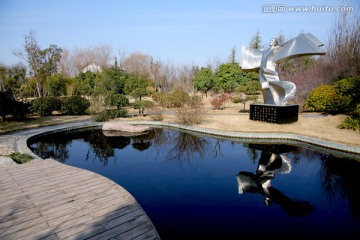 中式园林中的不锈钢雕塑