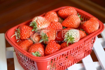 草莓 鲜果 一篮水果