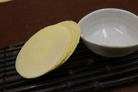 3片白瓷碗玉米饼组照