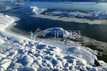 冰封的河流雪景