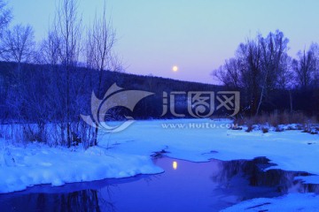 月光下的冰雪河流