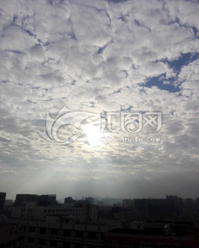 阳光透过云层城市上空
