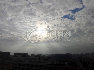 阳光透过云层