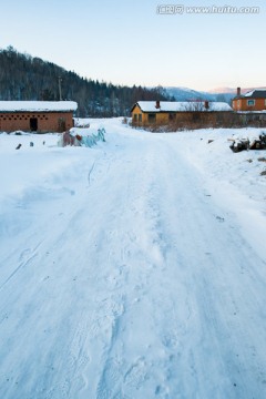 东北山村雪景