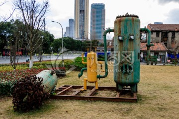 废旧锅炉做成的公园装饰品