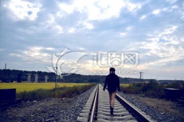 女人站在铁路轨道背影