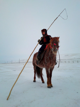 冬季骑马的牧民