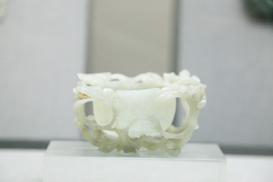 玉器 青玉镂雕花叶杯