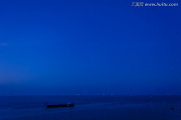 清晨的海上风光