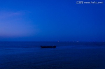 清晨的海上风光