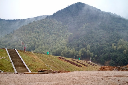 山区水库堤坝倩影