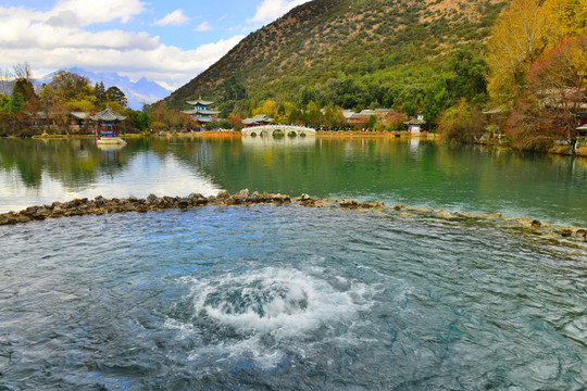 黑龙潭公园 泉水