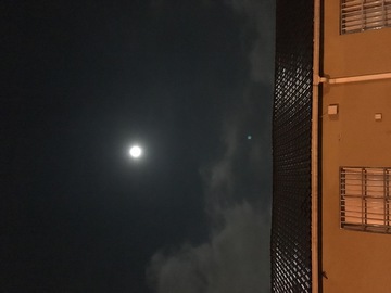 夜空中最亮的月