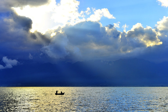 日出洱海 渔船