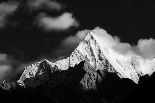 黑白雪山风光