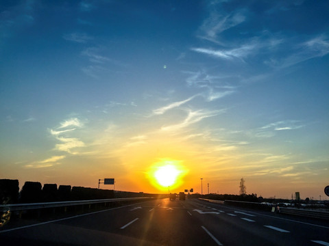 夕阳美景下的高速道路