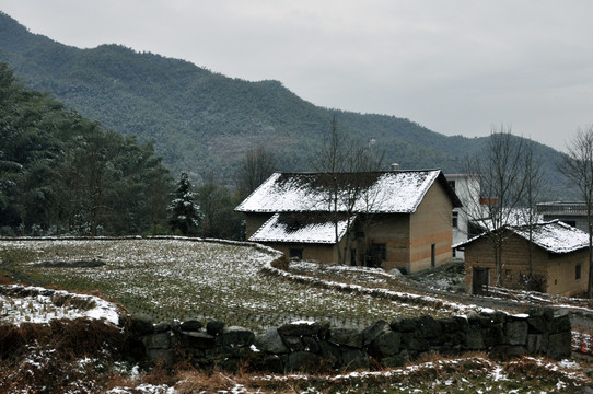村庄积雪