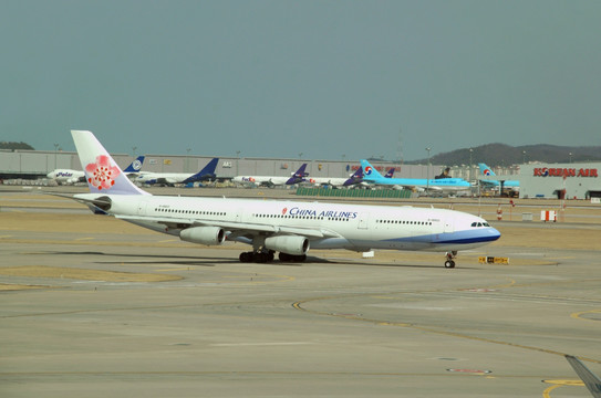 韩国仁川机场 台湾华航客机