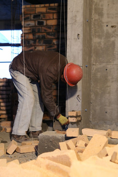 正在砌墙的建筑工人