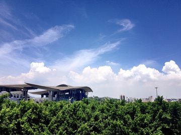 蓝天白云建筑