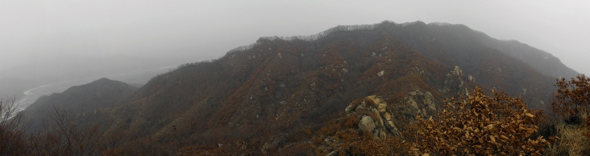 冬季薄雾中的群山