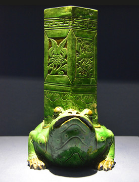 清代绿釉蛙形座瓷帽筒