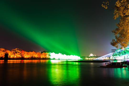 不同背景灯光下象山公园漓江夜景