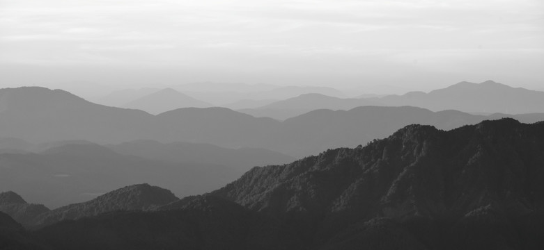 黑白山峦