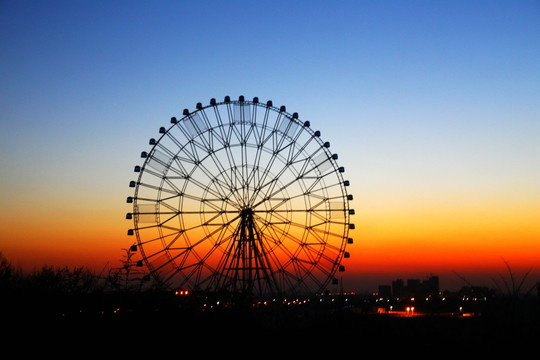 夕阳余晖 天际线 摩天轮