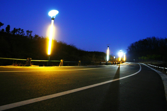 宁静夜晚景观道路