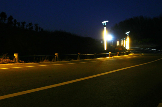 夜晚景观步行道